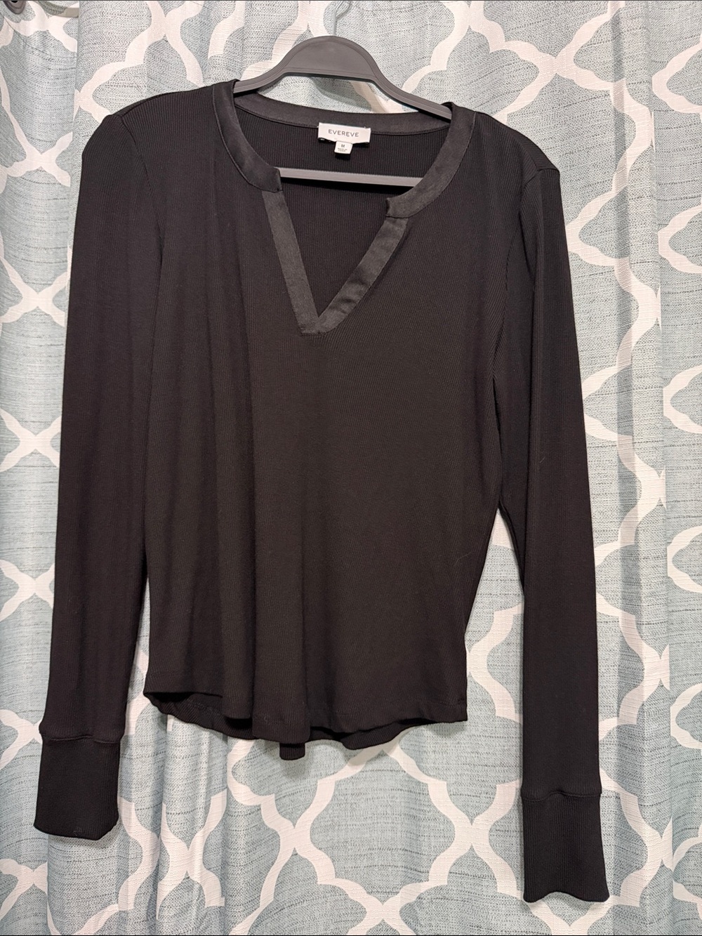 Evereve Black Long-Sleeve V-Neck Knit Top
